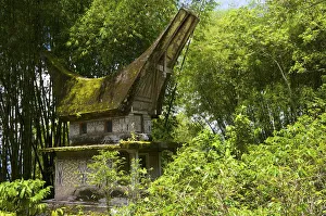 Lokomata burial site in the shape of a traditional Toraja house, near Ratepao, Sulawesi, Indonesia, Southeast Asia Lokomata burial site in the shape of a traditional Toraja house, near Ratepao, Sulawesi, Indonesia, Southeast Asia