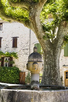 France Collection: Medieval fountain, Vaison-La-Romaine, Vaucluse, Provence-Alpes-Cote dAzur, Provence, France