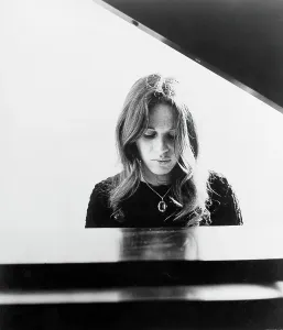 Prints of CIRCA 1970: Singer/songwriter Carole King poses for a portrait at the piano in circa 1970. (Photo by Michael Ochs Archives/Getty Images) Related Prints: Carole King at the Piano Print circa 1970