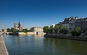 <b class=qtipBold><figcaption>Notre Dame Cathedral, Paris, France</figcaption></b><br><em>© COOLBIERE</em> Notre Dame Cathedral, Paris, France