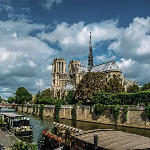 <b class=qtipBold><figcaption>Notre Dame Cathedral, Paris, France</figcaption></b><br>Boats moored on River Seine opposite the famous Notre Dame Cathedral, Paris, France.<br><em>© Doug Armand</em> Notre Dame Cathedral, Paris, France
