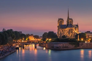 <b class=qtipBold><figcaption>Notre dame at night with city light</figcaption></b><br><em>© COOLBIERE</em> Notre dame at night with city light