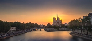 <b class=qtipBold><figcaption>Notre Dame at sunset</figcaption></b><br><em>© COOLBIERE</em> Notre Dame at sunset