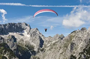 Paraglider, Hollental or Hell Valley, Hollentalferner glacier, Waxensteinkamm crest Paraglider, Hollental or Hell Valley, Hollentalferner glacier, Waxensteinkamm crest