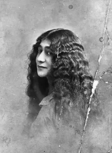A 1914 print of a woman with waved and crinkly hair