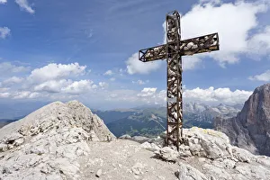 Summit cross on Plattkofel Mountain, looking towards the Odle Mountain Group, Dolomites, Alto Adige, Italy, Europe Summit cross on Plattkofel Mountain, looking towards the Odle Mountain Group, Dolomites, Alto Adige, Italy, Europe