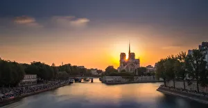 <b class=qtipBold><figcaption>Sunset over Notre Dame</figcaption></b><br><em>© coolbiere</em> Sunset over Notre Dame