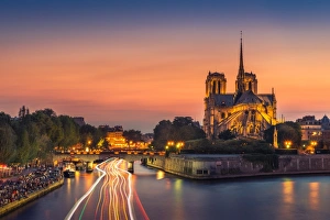 <b class=qtipBold><figcaption>Sunset at Notre dame on Seine river</figcaption></b><br><em>© coolbiere</em> Sunset at Notre dame on Seine river
