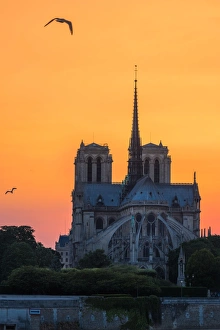<b class=qtipBold><figcaption>Sunset view of Notre Dame cathedral</figcaption></b><br><em>© coolbiere</em> Sunset view of Notre Dame cathedral