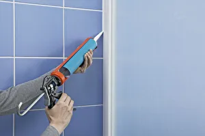 Using a sealant dispenser to seal outside edge of a shower screen Using a sealant dispenser to seal outside edge of a shower screen