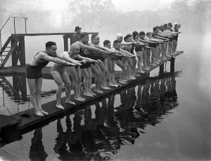 22 compete in annual Christmas Day swimming race in Serpentine. In foggy weather 22 compete in annual Christmas Day swimming race in Serpentine. In foggy weather