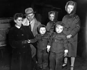 English emigrants leave for Australia 1955 on the free and assisted passage scheme English emigrants leave for Australia 1955 on the free and assisted passage scheme
