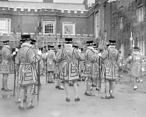 London Yeoman man of the guard at Saint James?s palace. The royal Cypher G.R London Yeoman man of the guard at Saint James?s palace. The royal Cypher G.R