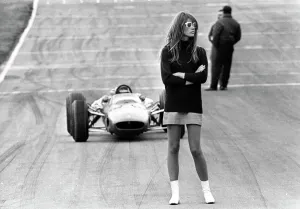 Look out, beautiful. Brands Hatch, England ; Nonchalent hazard for racing drivers Look out, beautiful. Brands Hatch, England ; Nonchalent hazard for racing drivers