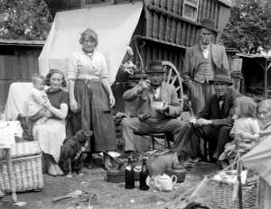 Romany , gypsy family at Epsom Races . Late 1940s , early 1950s Romany , gypsy family at Epsom Races . Late 1940s , early 1950s