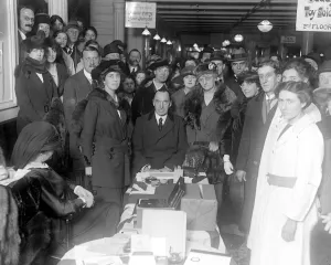 Sir Edward Carson sells war savings certificates at the Civil Service Stores. Lady Carson Sir Edward Carson sells war savings certificates at the Civil Service Stores. Lady Carson