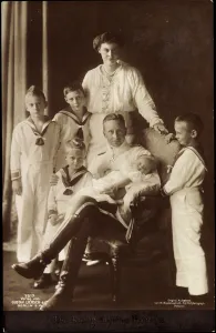 Ak Crown Prince Wilhelm, Crown Princess Cecilie, Children, Liersch 7517 (b/w photo) Ak Crown Prince Wilhelm, Crown Princess Cecilie, Children, Liersch 7517 (b/w photo)