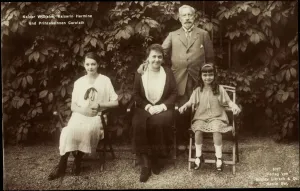 Ak Kaiser Wilhelm II, Empress Hermine, Princesses Carolath, Liersch 8027 (b/w photo) Ak Kaiser Wilhelm II, Empress Hermine, Princesses Carolath, Liersch 8027 (b/w photo)