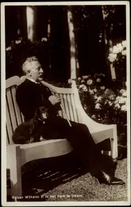 Ak Kaiser Wilhelm II im Park des Haus Doorn, Dachshund, Bench (b/w photo) Ak Kaiser Wilhelm II im Park des Haus Doorn, Dachshund, Bench (b/w photo)