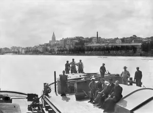 Boatmen on the Rhone near Bourg Saint Andreal, early 20th century (b/w photo) Boatmen on the Rhone near Bourg Saint Andreal, early 20th century (b/w photo)