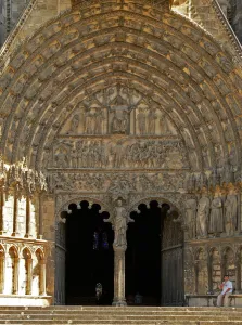 Depicting the central door in the west facade Depicting the central door in the west facade