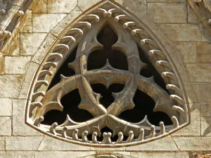 Depicting a rosette / trefoil on the west facade Depicting a rosette / trefoil on the west facade