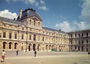 The Henri II facade in the Cour Carree (photo) The Henri II facade in the Cour Carree (photo)