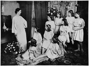 American Dancer Collection: Isadora Duncan (1877-1927) and her pupils, early 20th century (b / w photo)