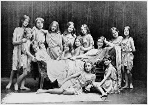 American Dancer Collection: Isadora Duncan (1877-1927) and her pupils from the Grunewald School, 1908 (b / w photo)
