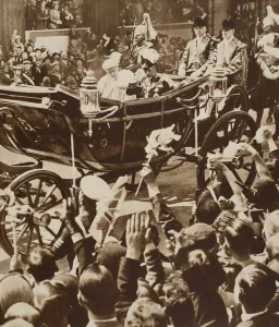 Jubilee Cheers for the King and Queen, 1935 (b/w photo) Jubilee Cheers for the King and Queen, 1935 (b/w photo)