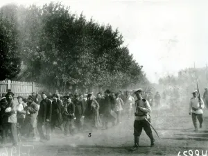 Political prisoners being escorted through St Petersburg, 1906 (b/w photo) Political prisoners being escorted through St Petersburg, 1906 (b/w photo)
