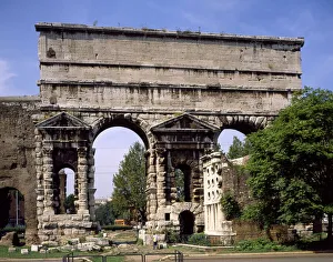 Porta Maggiore, built by Claudius in AD 52 (photo) Porta Maggiore, built by Claudius in AD 52 (photo)