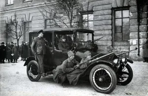 Revolutionary militia, St Petersburg, 1917 (b/w photo) Revolutionary militia, St Petersburg, 1917 (b/w photo)