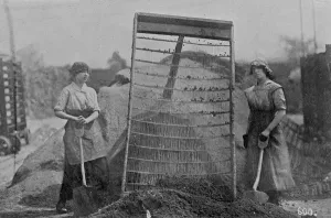 Riddling Cinders, War Office photographs, 1916 (b/w photo) Riddling Cinders, War Office photographs, 1916 (b/w photo)