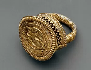 Anneau Collection: Ring decorated with head of Gorgon (Gorgoneion), from Cuma, tomb furnishings