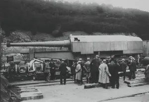 First World War Historical Images Prints: Loading of a gun 270mm on an armoured train