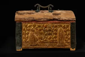 Wooden and gilded pastiglia reliquary box (mixed media) Wooden and gilded pastiglia reliquary box (mixed media)