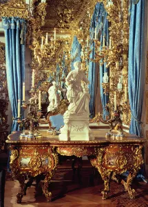 Writing table and statue of Louis XV in the Mirror Room (photo) Writing table and statue of Louis XV in the Mirror Room (photo)