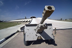 Baghdad, Iraq - An Iraqi Howitzer sits at the entrance of the Monument to the Unknown Baghdad, Iraq - An Iraqi Howitzer sits at the entrance of the Monument to the Unknown