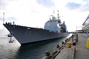 The guided-missile cruiser USS Philippine Sea prepares to moor The guided-missile cruiser USS Philippine Sea prepares to moor
