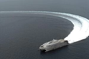 Images Dated 25th February 2005: The High Speed Vessel Two (HSV-2) Swift underway in the Indian Ocean