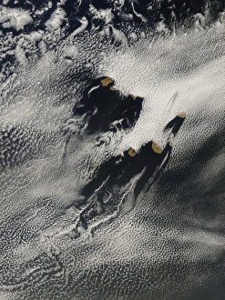 Ship-wave-shaped wave clouds and cloud vortices induced by the Cape Verde Islands Ship-wave-shaped wave clouds and cloud vortices induced by the Cape Verde Islands
