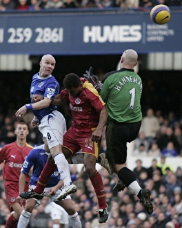 Evertons Johnson beats Readings De la Cruz and Hahnemann to the ball to score during Evertons Johnson beats Readings De la Cruz and Hahnemann to the ball to score during