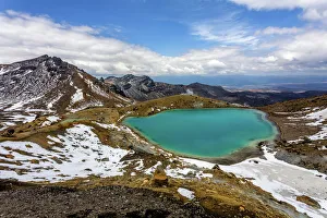 The upper Emerald Lake on the Tongariro Crossing, looking east, it striking colours The upper Emerald Lake on the Tongariro Crossing, looking east, it striking colours