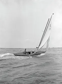 The 6 Metre Vanda sailing broad reach, 1913. Creator: Kirk & Sons of Cowes The 6 Metre Vanda sailing broad reach, 1913. Creator: Kirk & Sons of Cowes