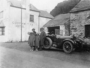 Images Dated 2nd August 2010: A family standing beside their car, Gorphwysfa Hotel, North Wales, c1920s-c1930s(?)