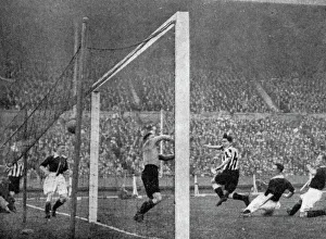 Jack Allen heads Newcastles first goal, FA Cup Final, Wembley, London, 1932.Artist: Graphic Photo Union Jack Allen heads Newcastles first goal, FA Cup Final, Wembley, London, 1932.Artist: Graphic Photo Union