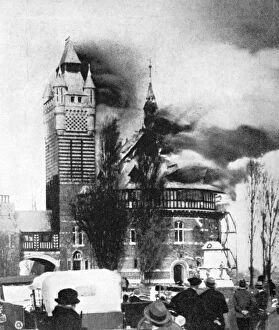 Images Dated 3rd September 2007: The Shakespeare Memorial Theatre being destroyed by fire, March 1926 (1936)