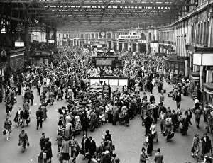 Images Dated 10th March 2017: Crowds of commuters at Waterloo train station, 1953