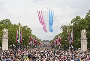 Aerobatics Collection: 31 Aircraft mark The Queens 90th Birthday with flypast